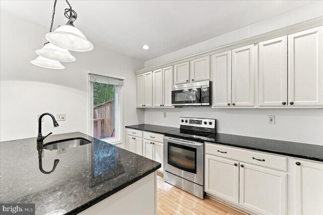 Building Photo - 400 Wooded Way