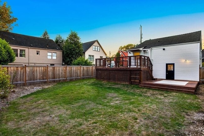 Building Photo - 2610 Glenwilde Pl E