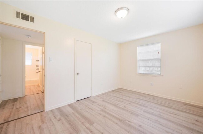 Building Photo - 2-Bedroom Apartment in Convenient Savannah Location