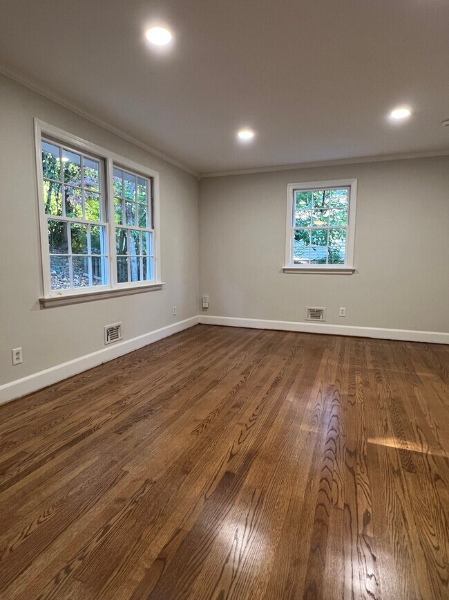 Building Photo - 913 Brookwood Dr