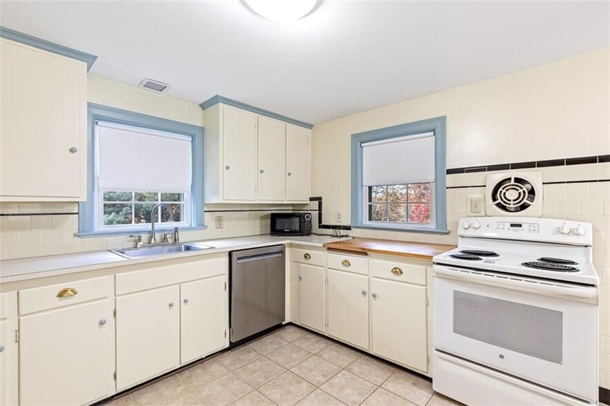 Building Photo - 6 Chase Ln