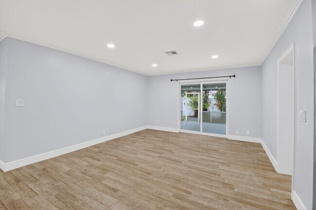 Building Photo - 725 Heron Dr