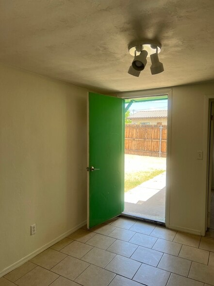 Building Photo - 826 E Lee St