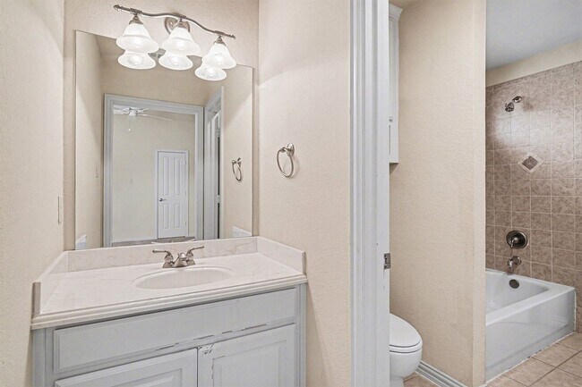 Building Photo - Beautiful home with classic styling, minutes away from Uptown, Oak Lawn, Cityplace, and Lower Gre...