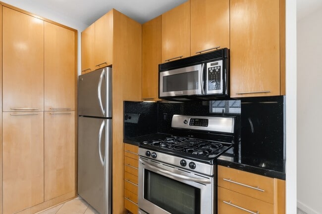 Building Photo - 207 42nd St
