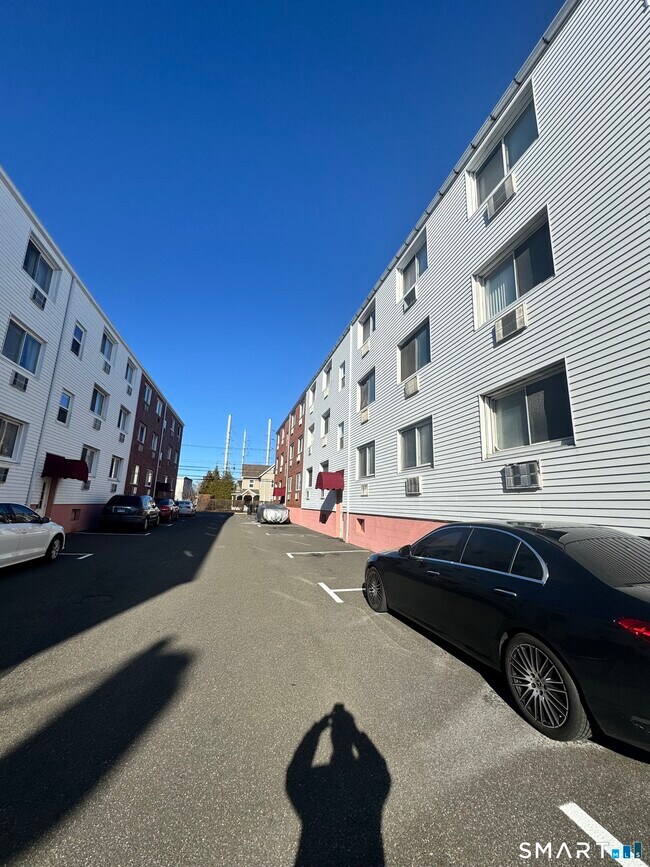 Building Photo - 4 Van Zant St