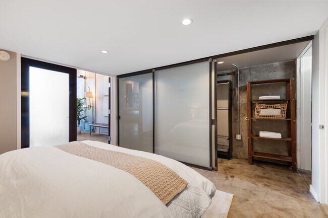Building Photo - Spacious 2br loft with in-unit laundry and...