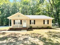 Building Photo - 3 BR Unit Near Shoppes on Elm