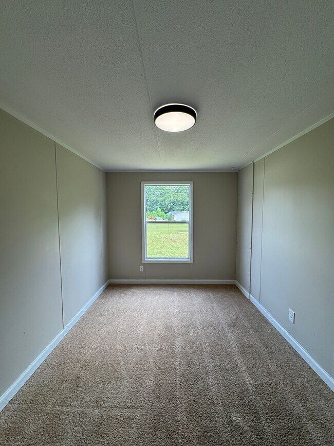 Building Photo - Beautifully Updated 3 Bed 2 Bath Home with...