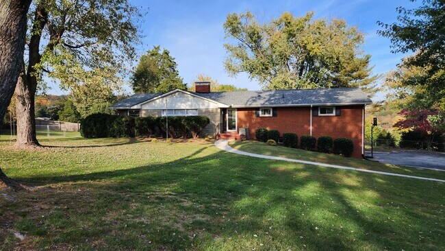 Primary Photo - 3 BR Home Across From Country Club Golf Co...