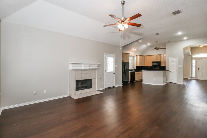 Building Photo - 828 Pinnacle Cir