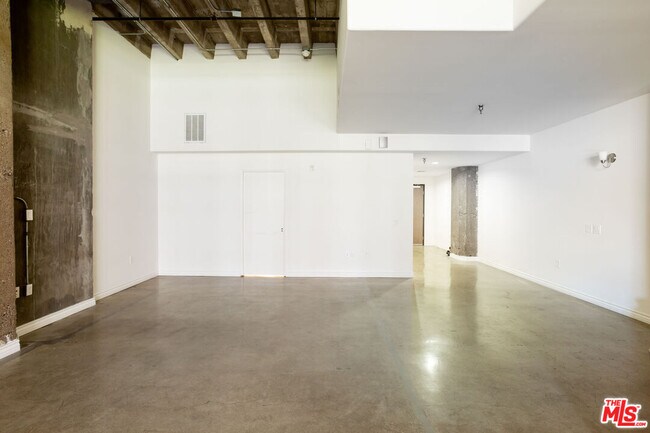 Building Photo - 711 S Olive St