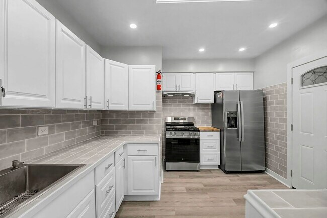 Building Photo - 2950 W Waveland Ave