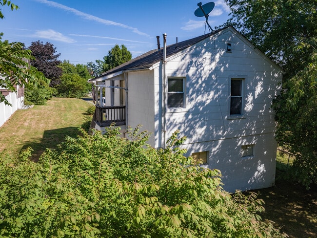 Building Photo - 610.5 Russell St