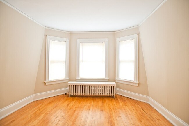 Building Photo - 2216 E Ivanhoe Pl