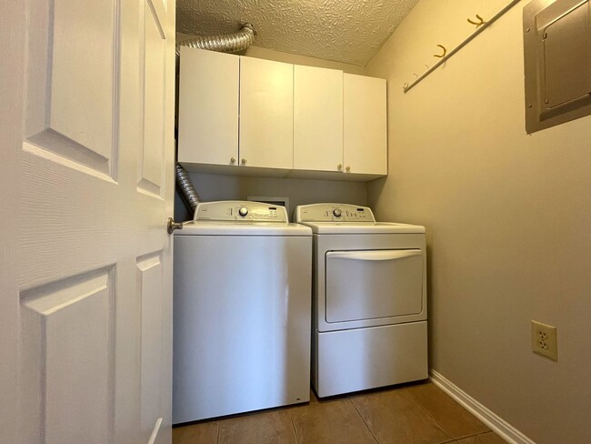 Building Photo - 6775 Meadow Creek Dr