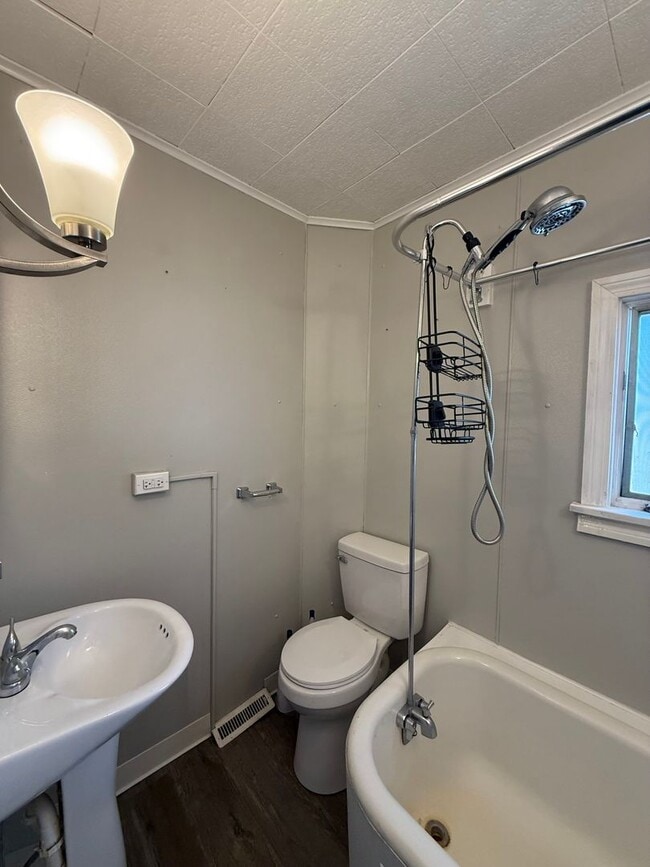 Building Photo - 2 Bed 1 Bath- Rochester PA