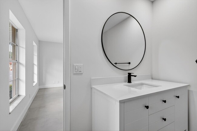 Building Photo - 846 Salem Ln