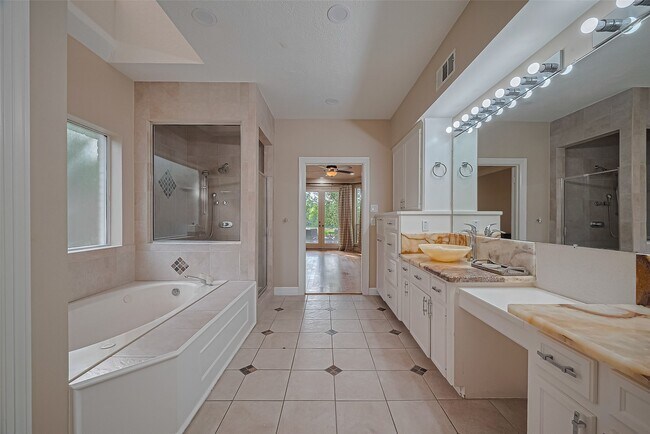 Building Photo - 1123 Horseshoe Dr