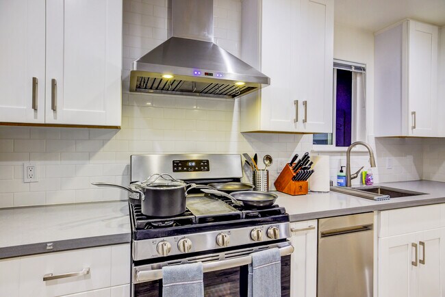 Building Photo - 675 3rd Ln