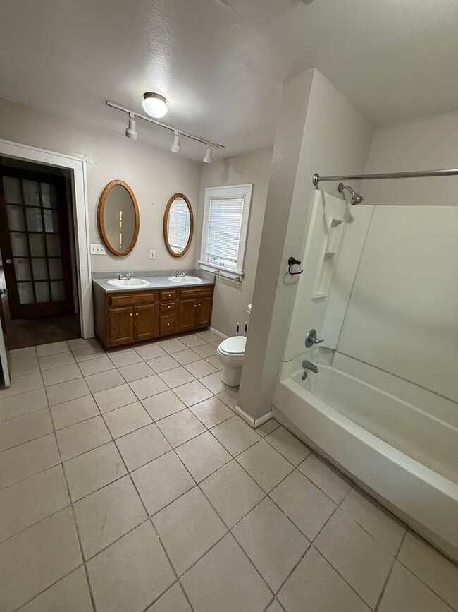 Building Photo - 3 bedroom 1.5 bath