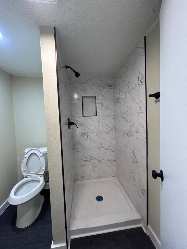 Building Photo - 7918 Woodlyn Rd