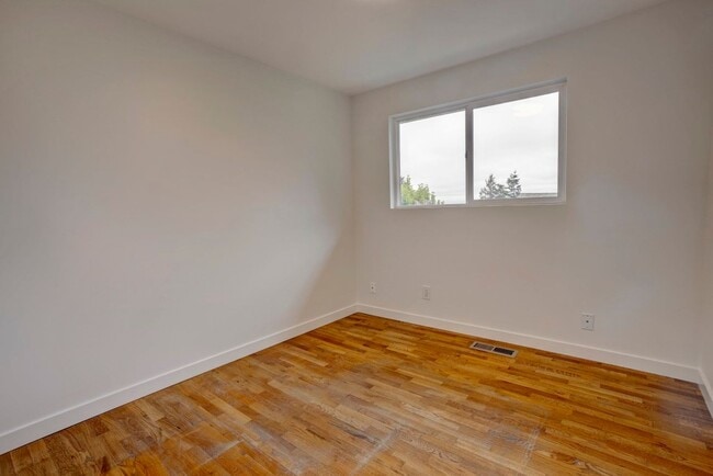 Building Photo - 3Bd/2.75Ba Shoreline House