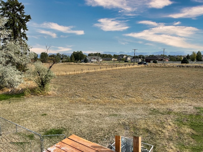 Building Photo - 3830 Green Meadow Dr