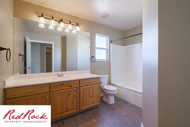 Building Photo - 5 Bedroom Pet Friendly Home! MOVE IN SPECI...