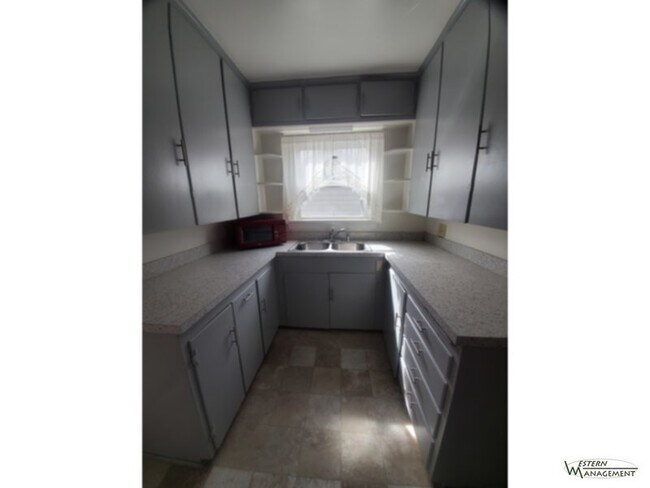 Building Photo - Charming 2 Bed, 1 Bath: Close to Hospitals...