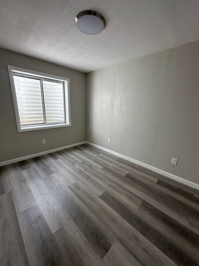 Building Photo - 5 bedroom single family house in Englewood