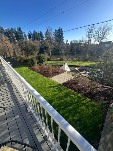 Building Photo - 11500 SW Fairfield St