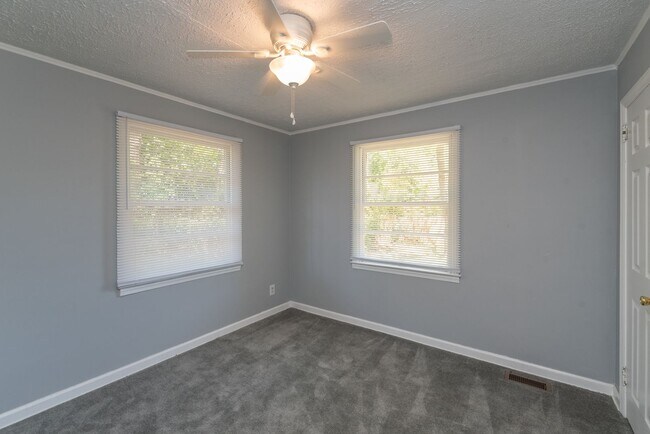 Building Photo - $1,250 - 3 bed/1 bath single-family home f...