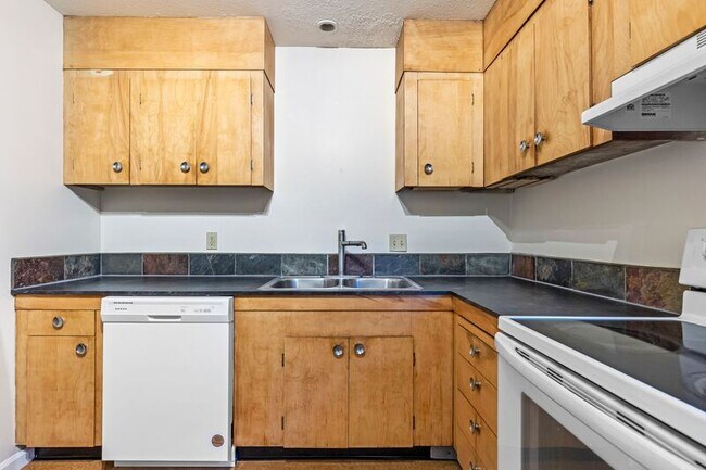 Building Photo - 121A SE 30th Pl
