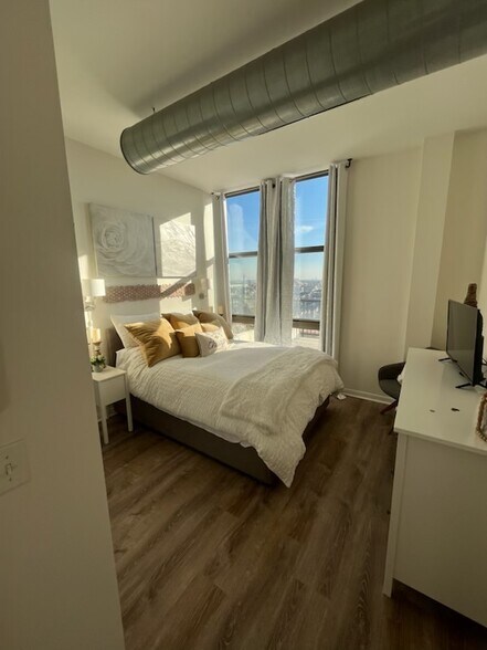 Building Photo - 1550 S Blue Island Ave