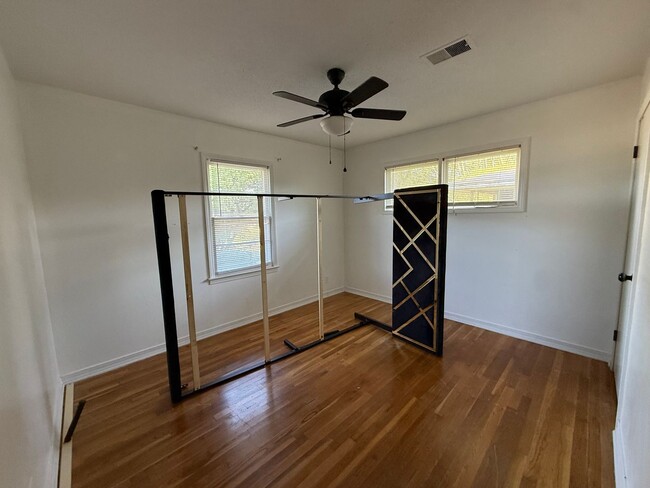 Building Photo - Now Available! Charming 3 Bedroom, 1 Bathroom Home in Muscle Shoals, AL