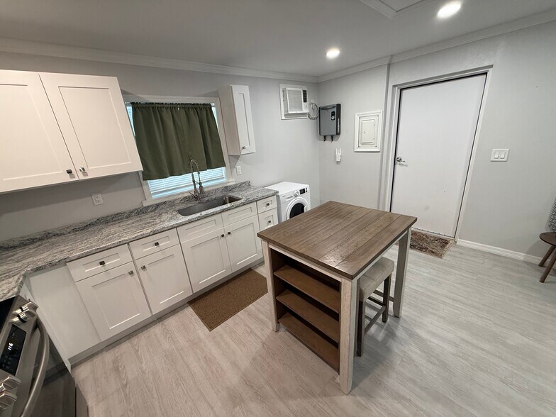 Entrance into to kitchen - 324 Clearwater Ave