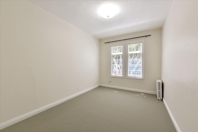 Building Photo - Bright TOP FLOOR 1-Bedroom Apartment in He...