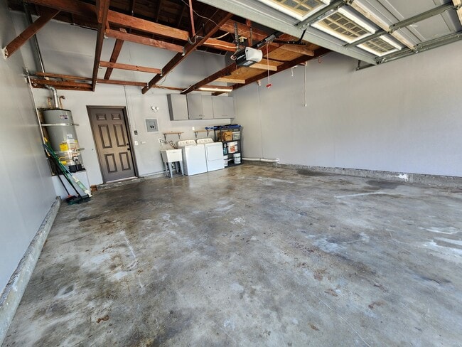 Building Photo - 527 Huff St