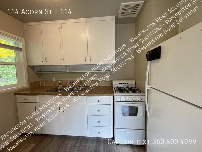 Building Photo - 114 Acorn St