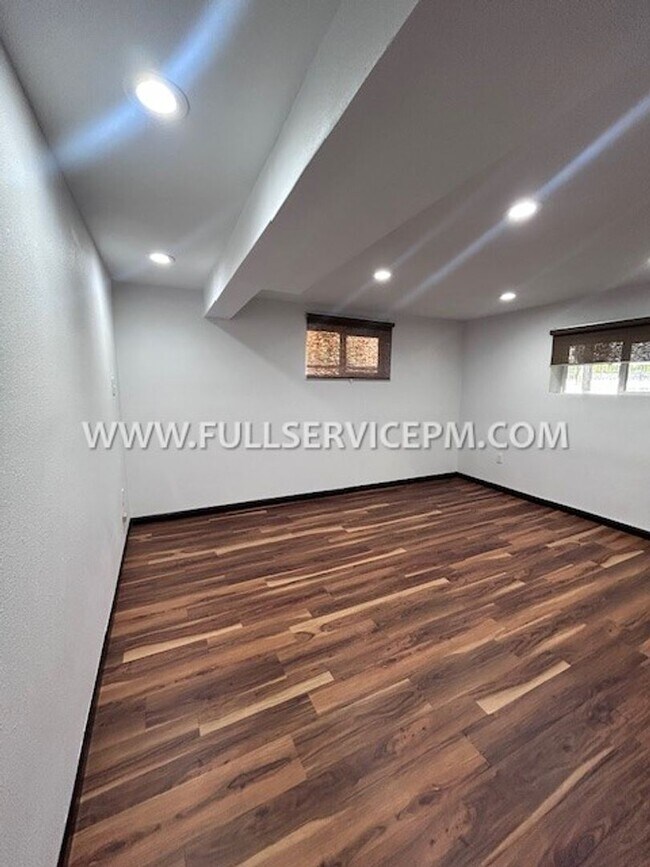 Building Photo - Exceptional South Beacon Hill 3 BD 2 BA! Huge Deck!