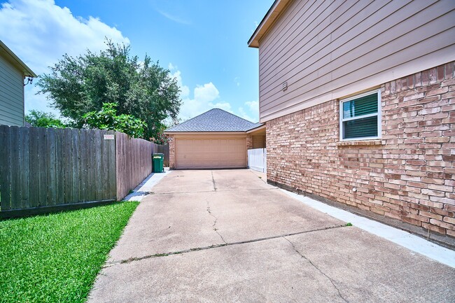 Building Photo - 14811 Wintercove Ct