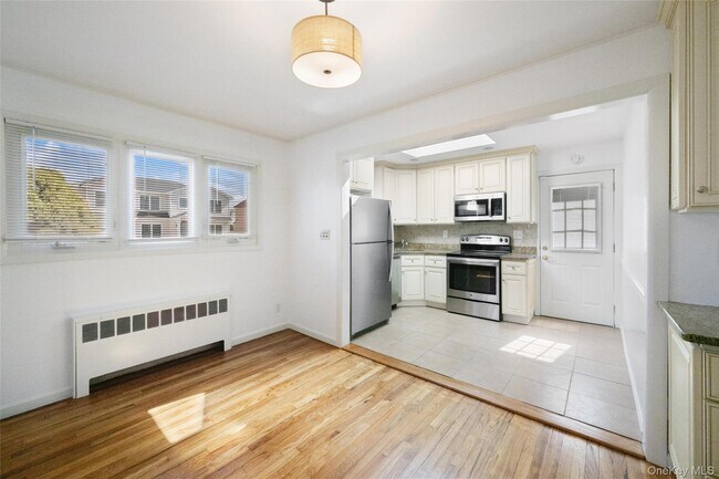 Building Photo - 31 Evelyn Ln