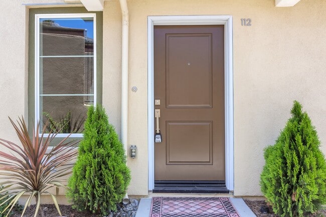 Building Photo - SOUTHCOVE Luxury: SPACIOUS TOWNHOME with O...