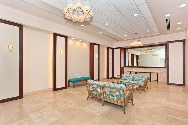 Building Photo - Comfortable Living in the Heart of Honolul...
