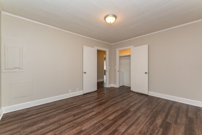 Building Photo - Move-In Ready Comfort – 4 Bed, 2 Bath!