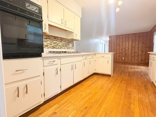 Building Photo - 1504 Sunset Ln