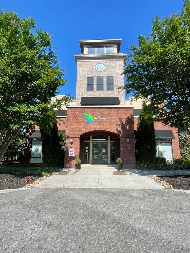 Building Photo - Charming 2 bedroom plus Bonus and Waterfront Amenities in Oak Ridge!