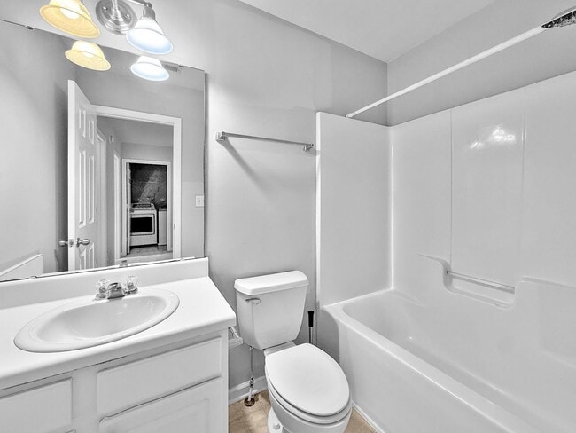 Building Photo - Stunning 4-bedroom, 2.5-bathroom home loca...