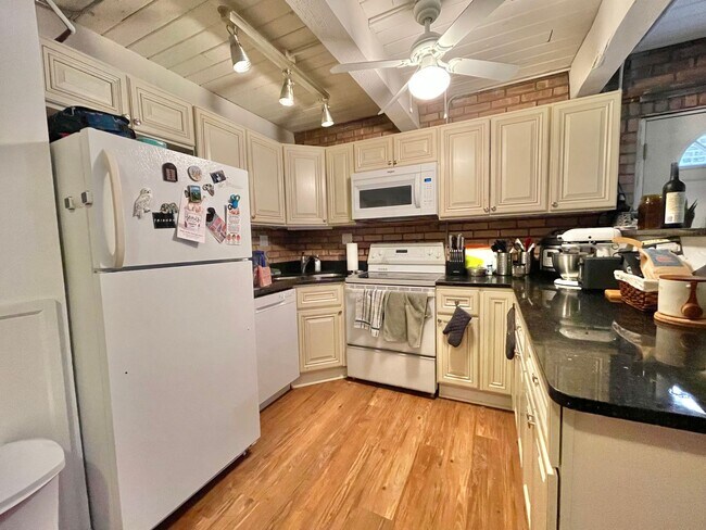 Building Photo - 806 S Loomis St